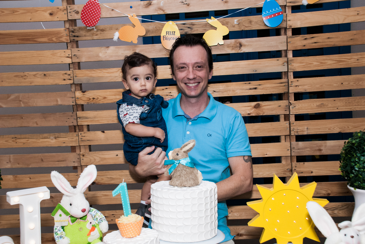 foto pai e filho no Buffet Grand Kid's, Cotia São Paulo, aniversário de Joseph 1 ano, tema da festa páscoa