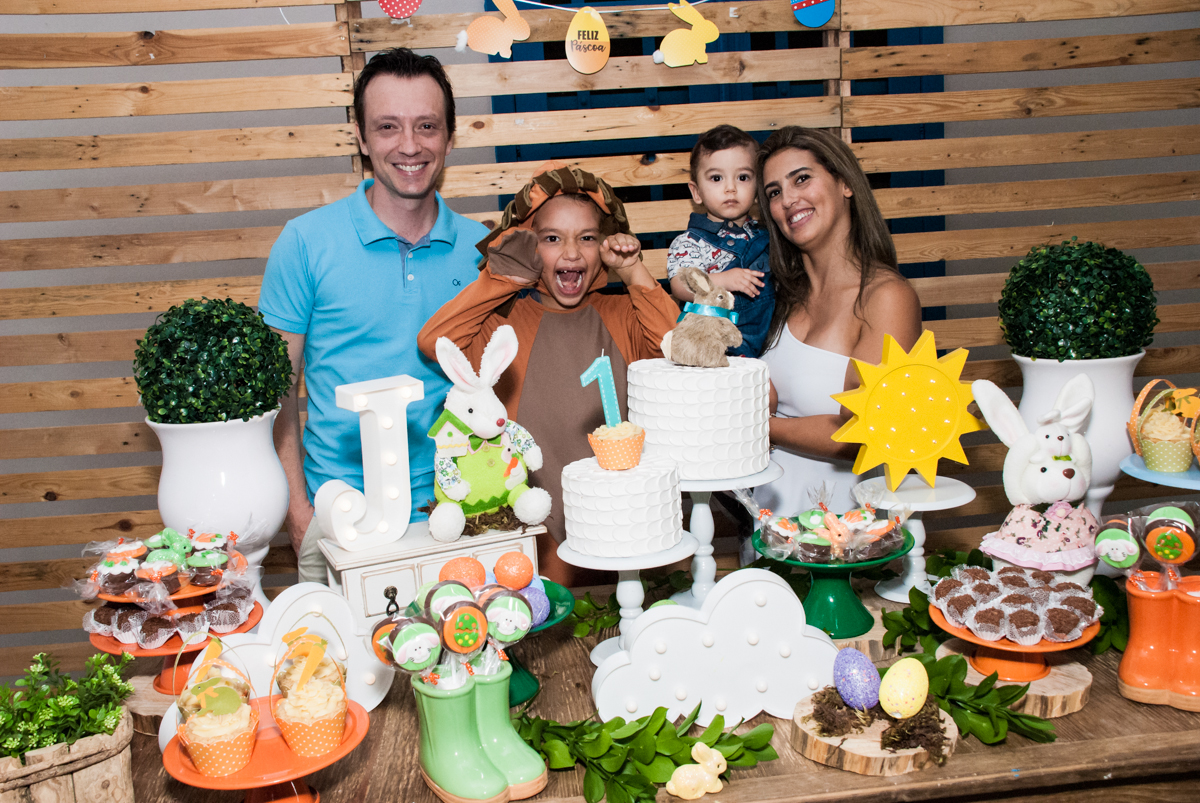 família feliz no Buffet Grand Kid's, Cotia São Paulo, aniversário de Joseph 1 ano, tema da festa páscoa