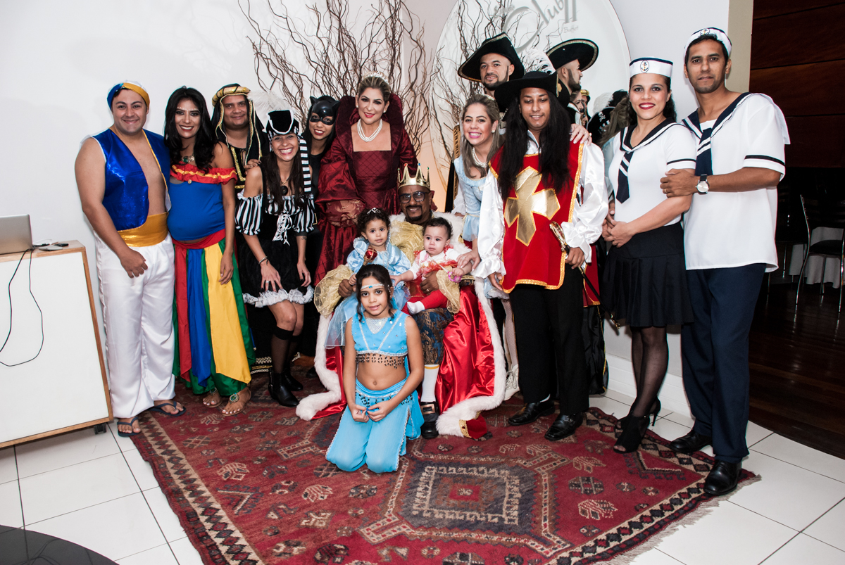 fotografia de toda família na festa adulto aniversário de Da Silva 60 anos, tema da festa fantasia