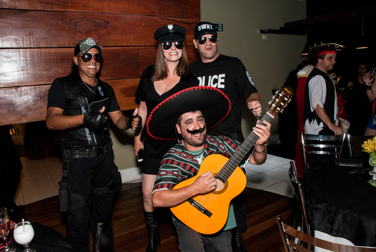 recepção dos amigos com musicas no festa adulto aniversário de Da Silva 60 anos, tema da festa fantasia