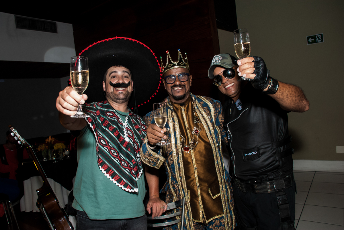 posando para a foto na festa adulto aniversário de Da Silva 60 anos, tema da festa fantasia