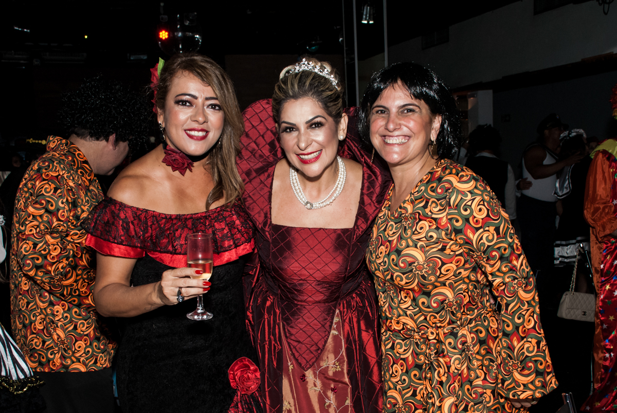 as amigas também querem fazer foto na festa adulto aniversário de Da Silva 60 anos, tema da festa fantasia