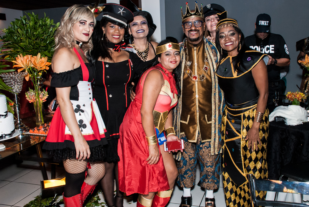 todos com fantasia posando para a foto na festa adulto aniversário de Da Silva 60 anos, tema da festa fantasia