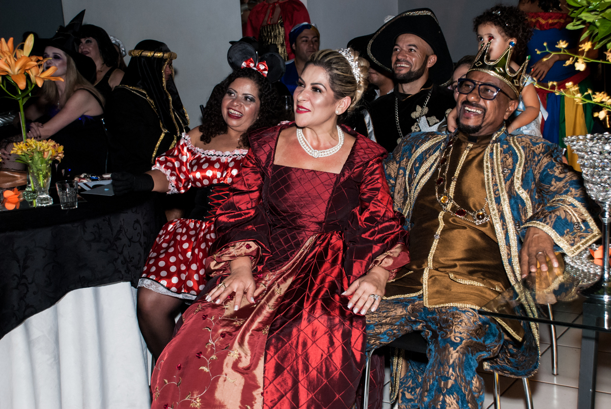 assistindo a retrospectiva na festa adulto aniversário de Da Silva 60 anos, tema da festa fantasia
