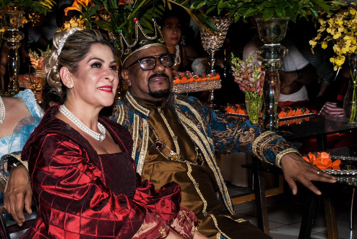 concentrados para assistir a retrospectiva na festa adulto aniversário de Da Silva 60 anos, tema da festa fantasia