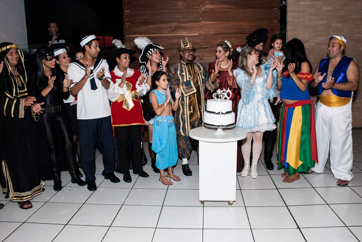 hora do parabéns na festa adulto aniversário de Da Silva 60 anos, tema da festa fantasia