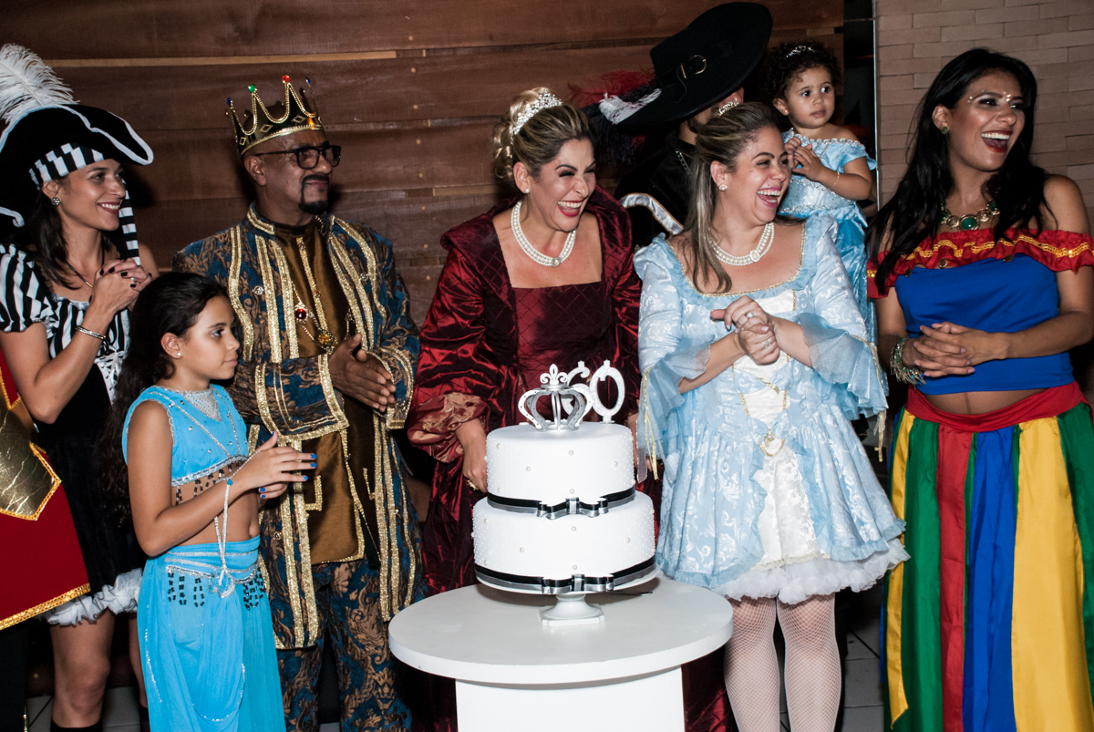 hora de receber o presente na festa adulto aniversário de Da Silva 60 anos, tema da festa fantasia