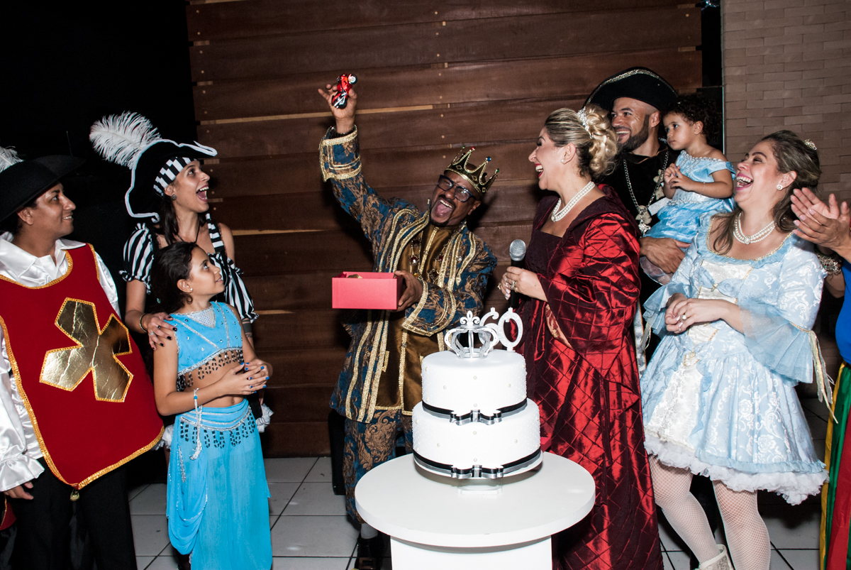 presente surpresa na festa adulto aniversário de Da Silva 60 anos, tema da festa fantasia