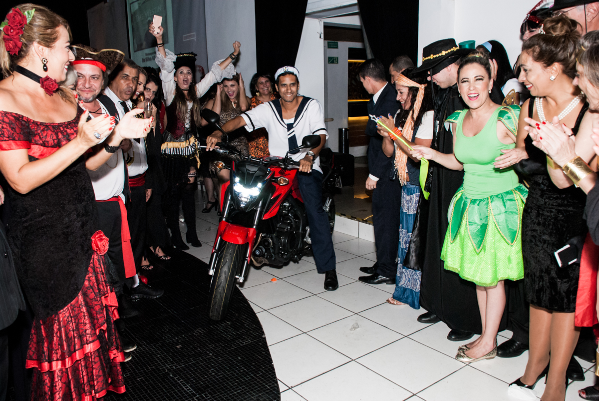 chegando o presente surpresa na festa adulto aniversário de Da Silva 60 anos, tema da festa fantasia