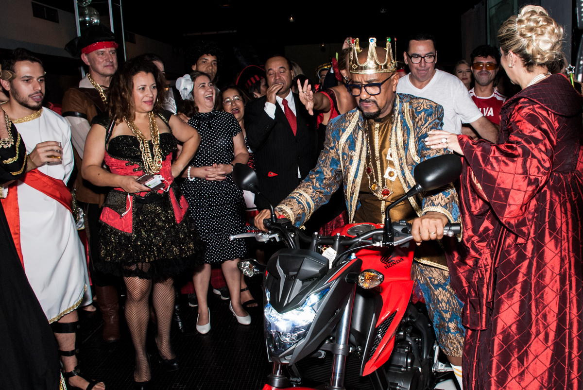 ganhando uma moto de presente na festa adulto aniversário de Da Silva 60 anos, tema da festa fantasia