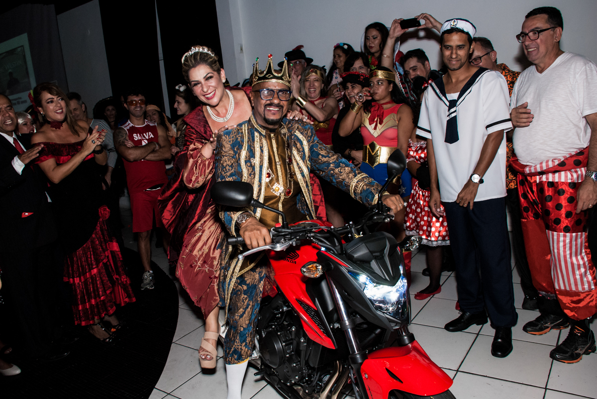 experimentando o presente na festa adulto aniversário de Da Silva 60 anos, tema da festa fantasia