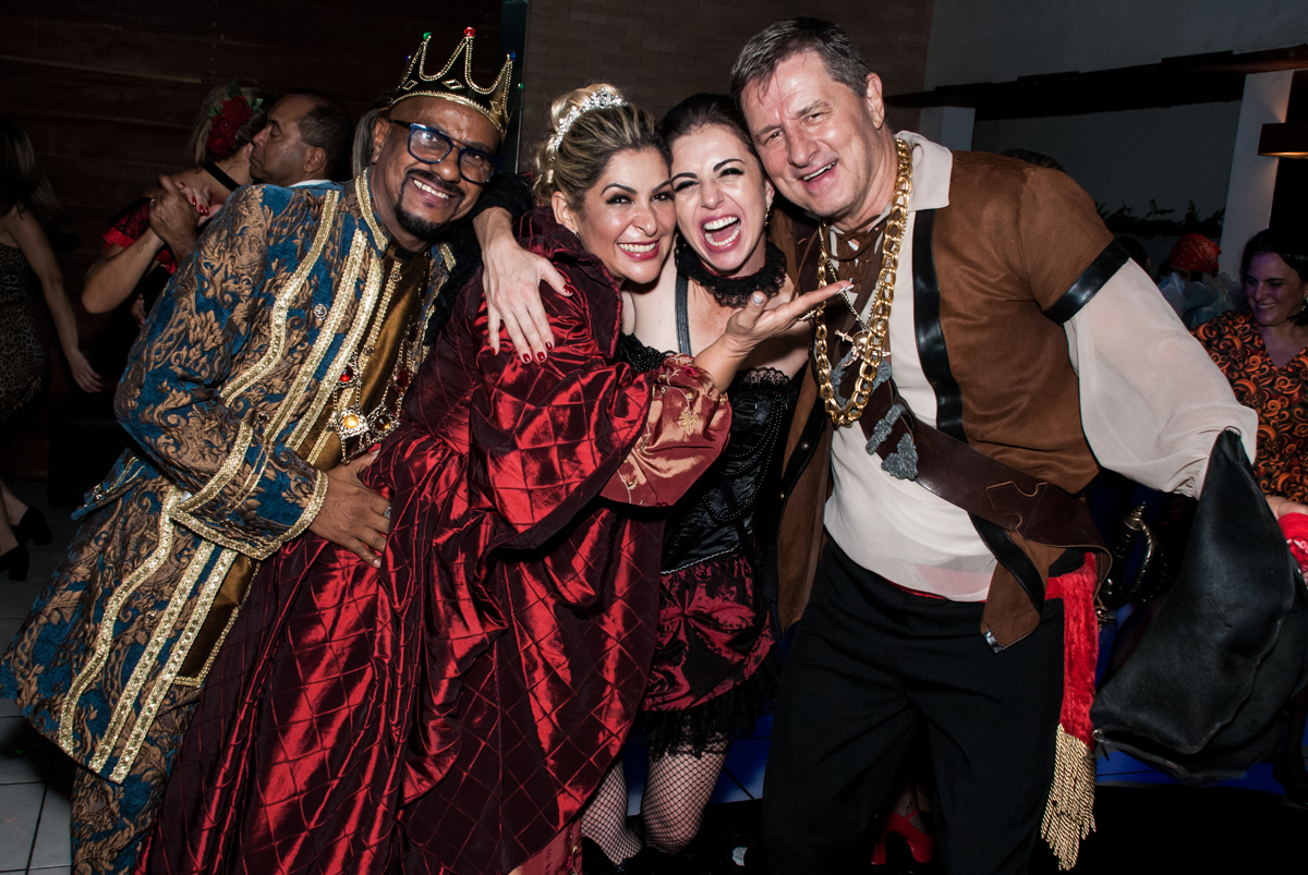 foto com os amigos na festa adulto aniversário de Da Silva 60 anos, tema da festa fantasia