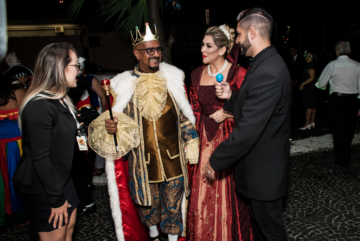 aniversariante sendo recebido pelos jornalistas, sendo fotografado fotografia, fotografo festa adulto aniversário de Da Silva 60 anos, tema da festa fantasia