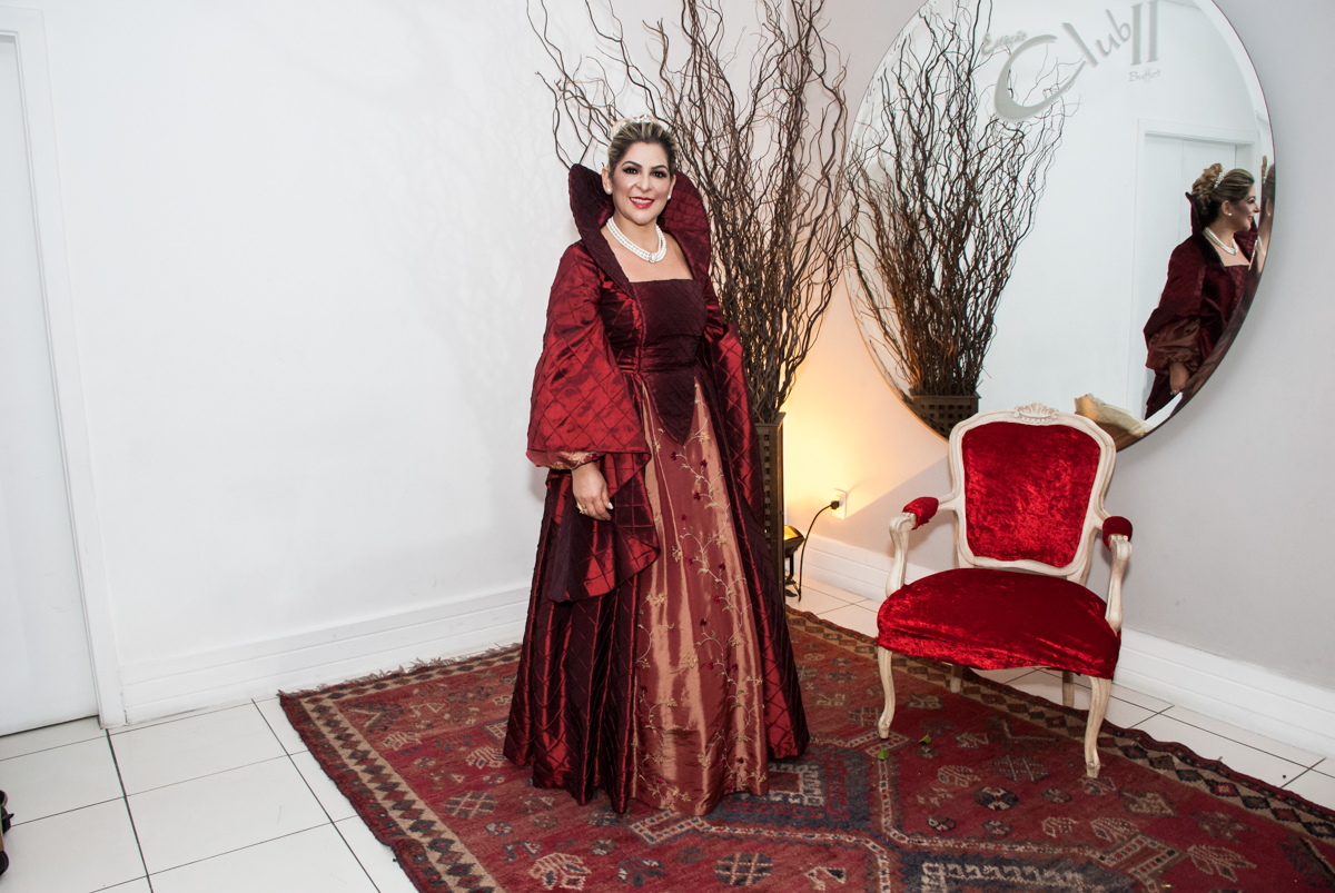 posando para a fotografia na festa adulto aniversário de Da Silva 60 anos, tema da festa fantasia