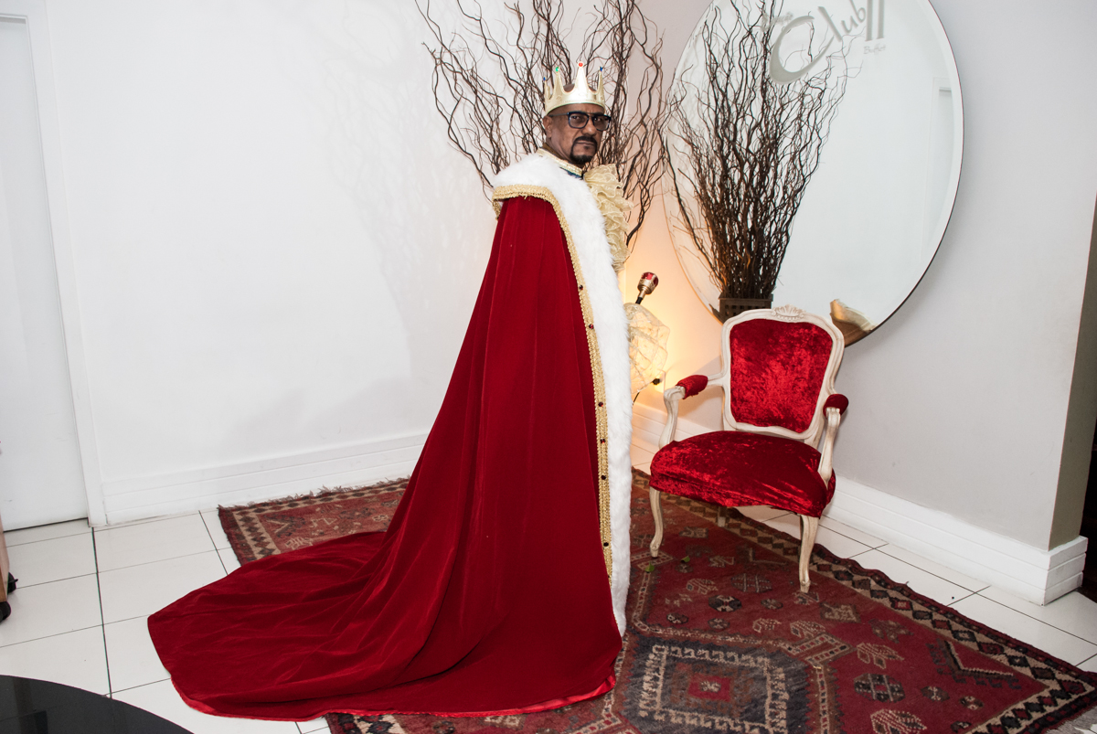 fantasia de rei na festa adulto aniversário de Da Silva 60 anos, tema da festa fantasia