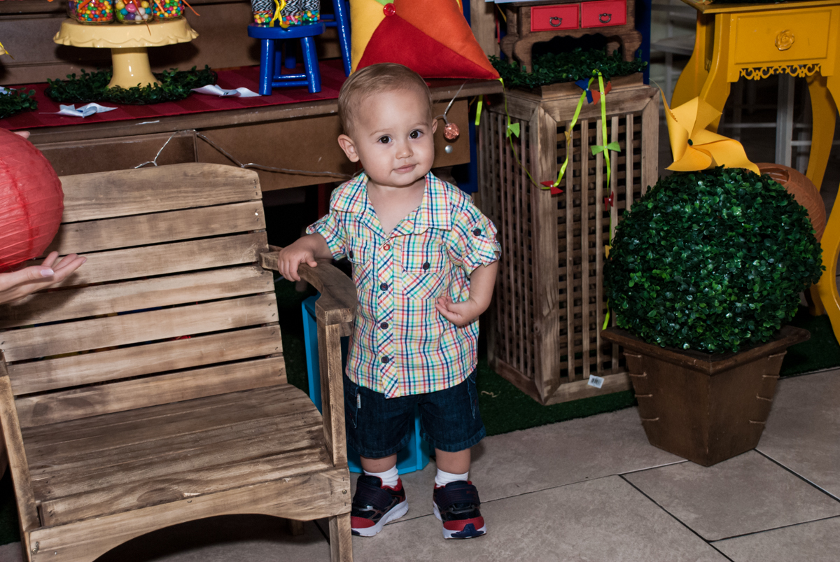 aguardando os amigos chegarem para a festa