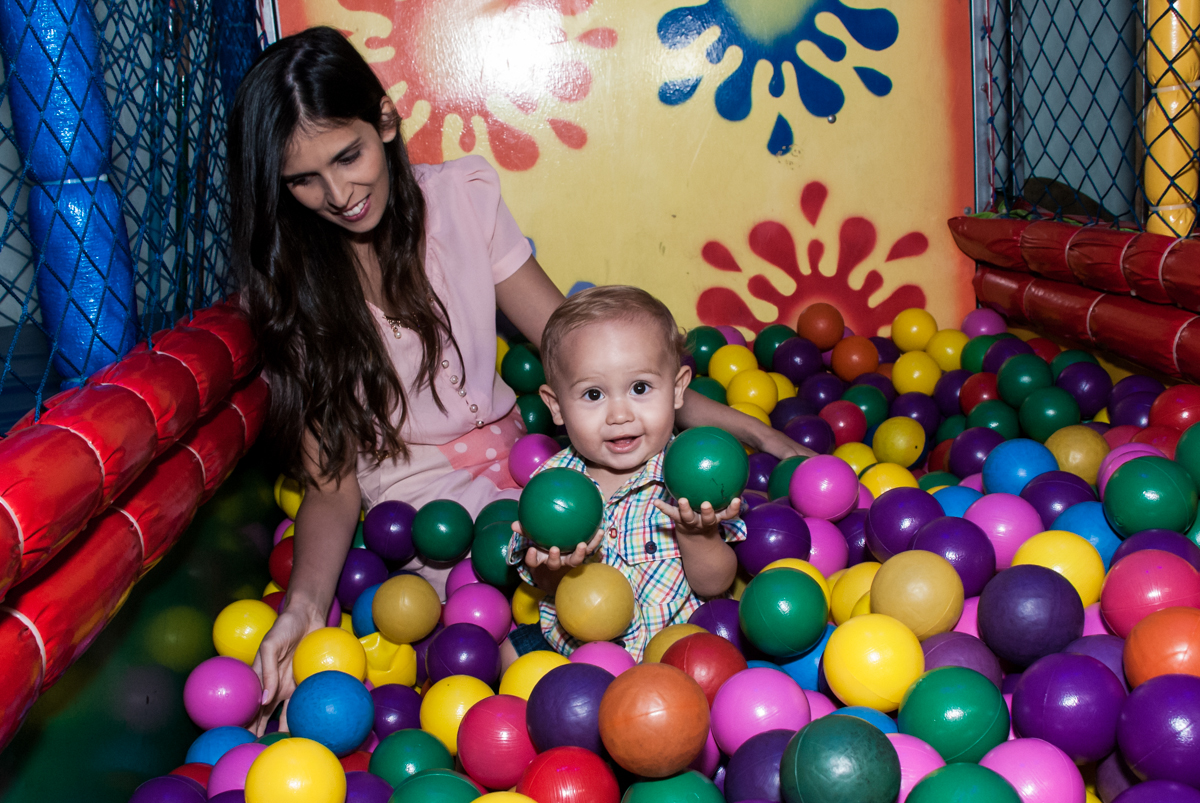 junto com a mamãe brinca com as bolinhas