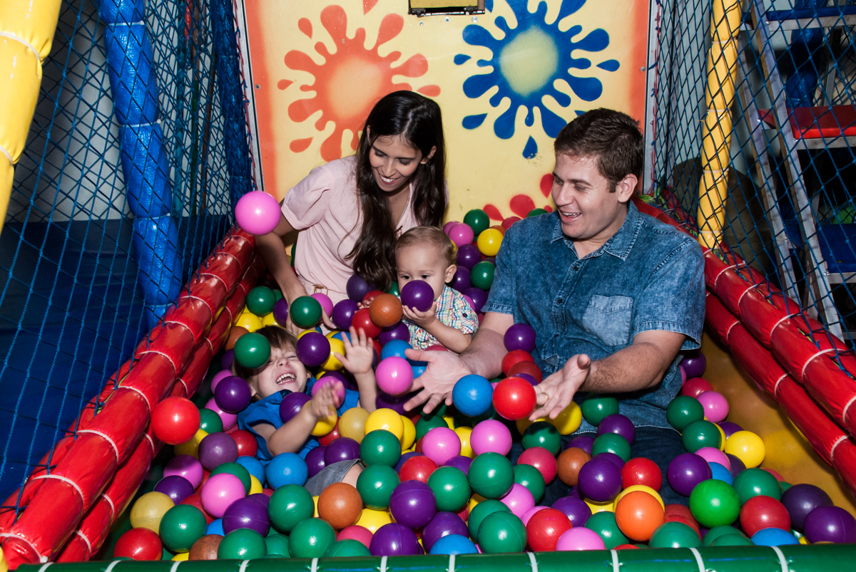 A família toda curtem a piscina de bolinhas