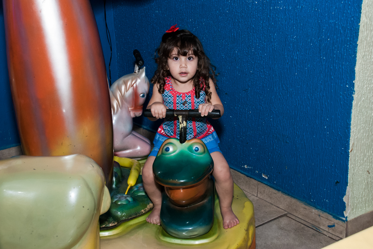 A convidada brinca no carrossel