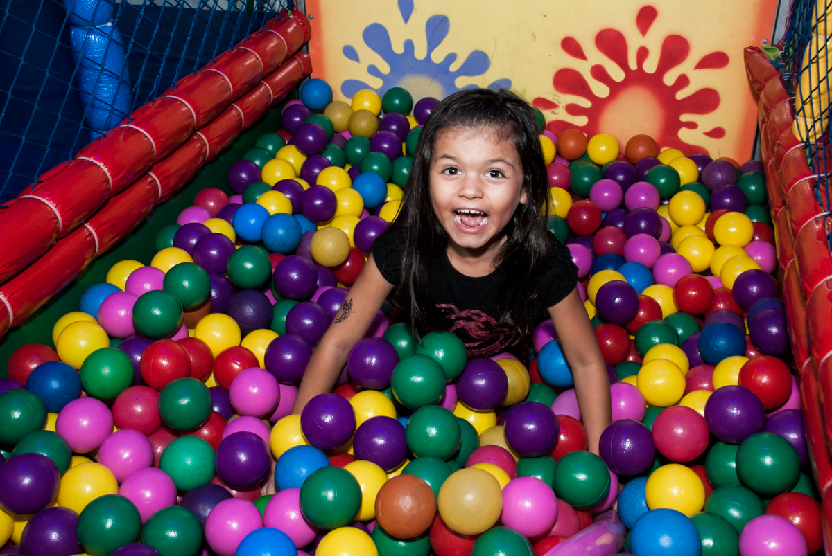 muita alegria na piscina de bolinhas