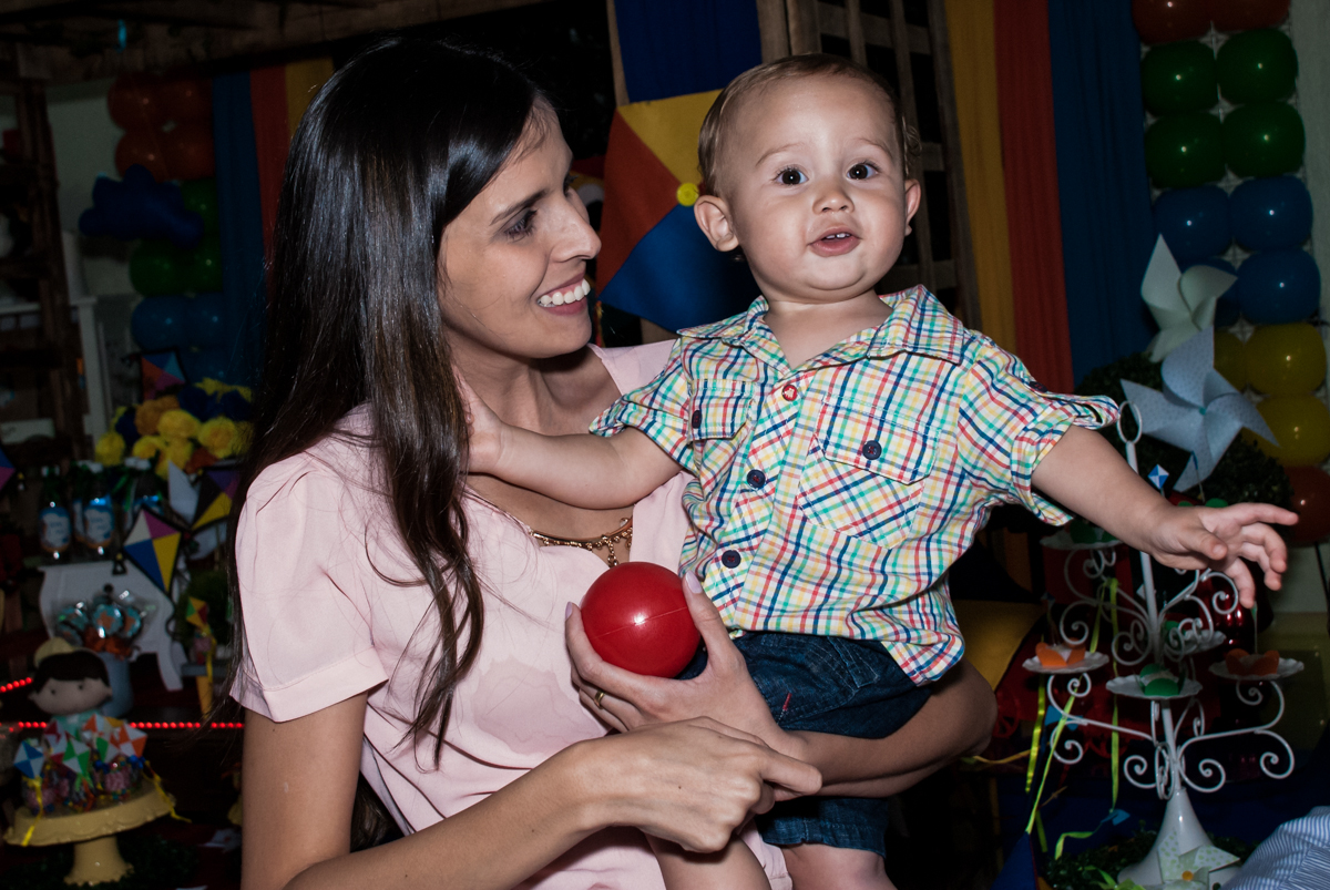 feliz no colo da mamae