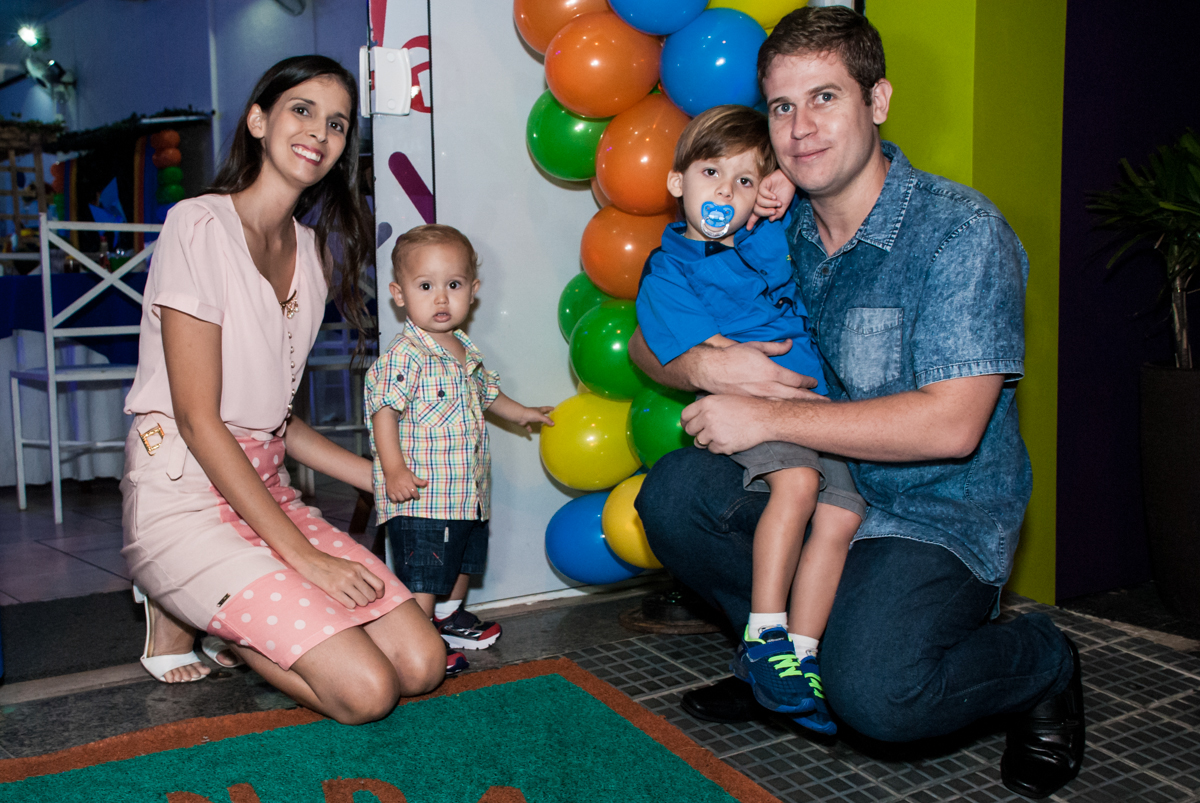 foto da família no arco de bexigas
