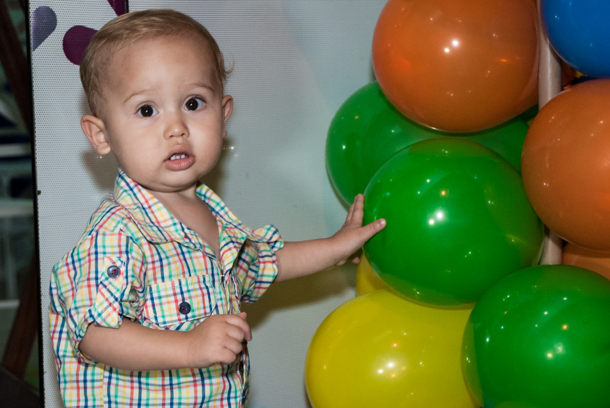 sendo fotografado no arco de bexigas