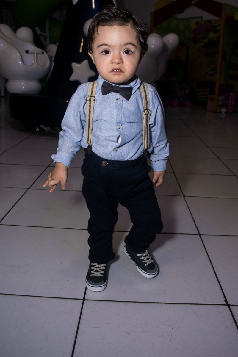 andando entre os convidados na sua festa