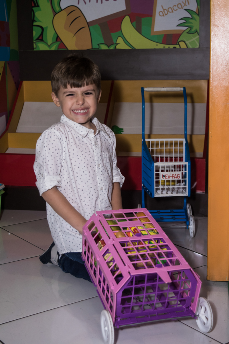 fazendo compras no mini mercado