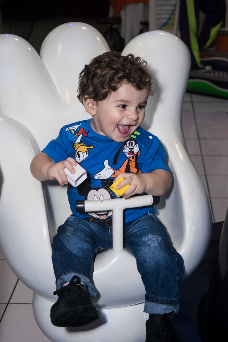 muitos sorrisos no brinquedo carrossel