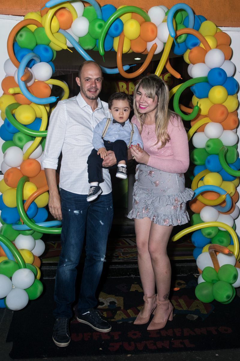 fotografia da família no arco de bexigas