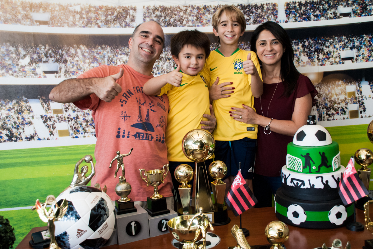 fotografia da família na mesa temática