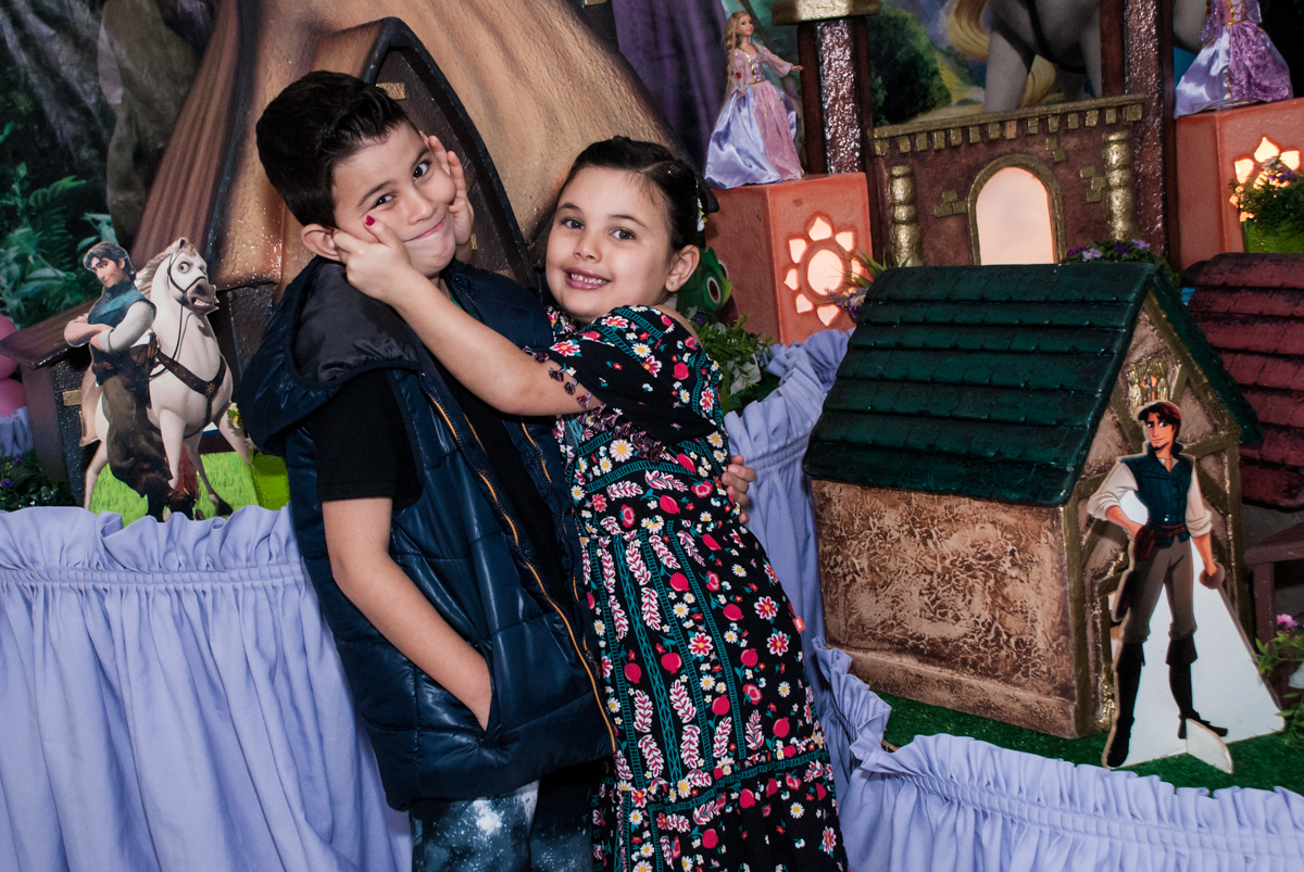 brincando com o irmão