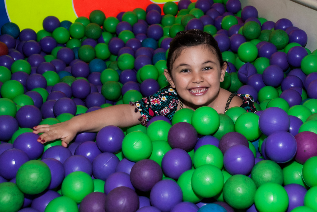 caindo na piscina de bolinhas