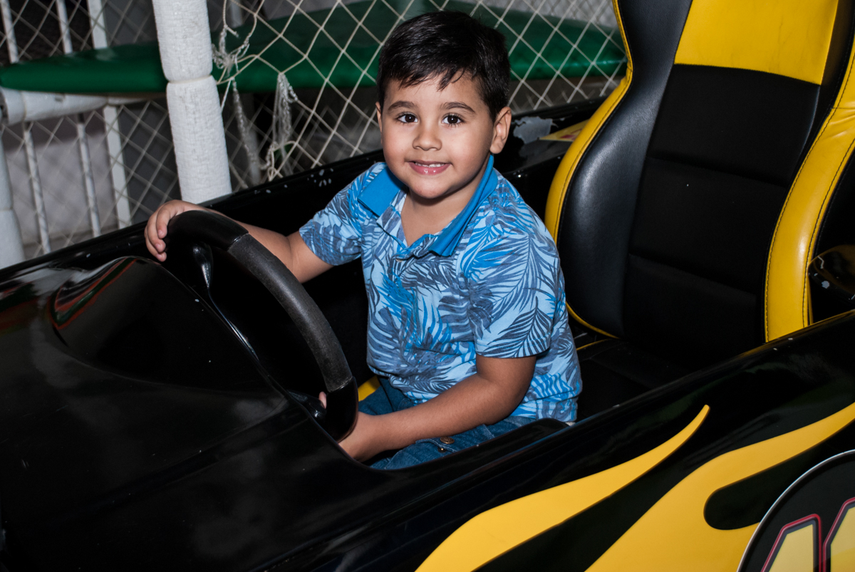 brincadeira no simulador de corridas