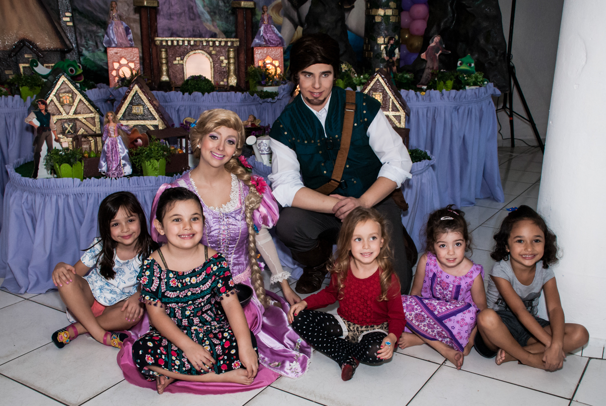 rapunzel faz fotos com as crianças