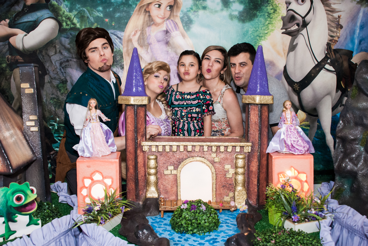rapunzel com a família da maria julia
