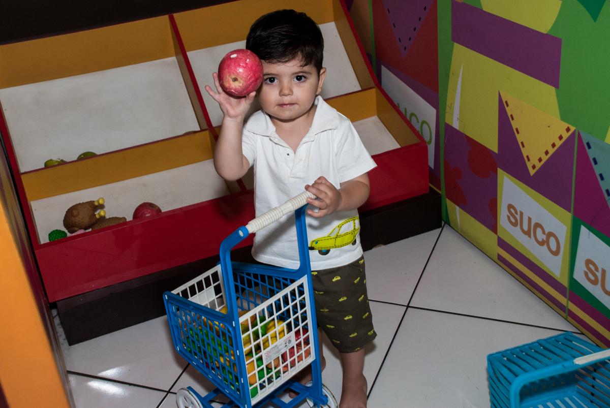 brincando de fazer compras no mercadinho