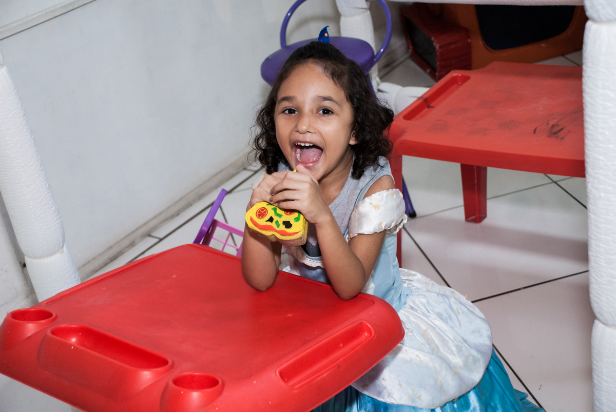 comendo pizza de mentirinha