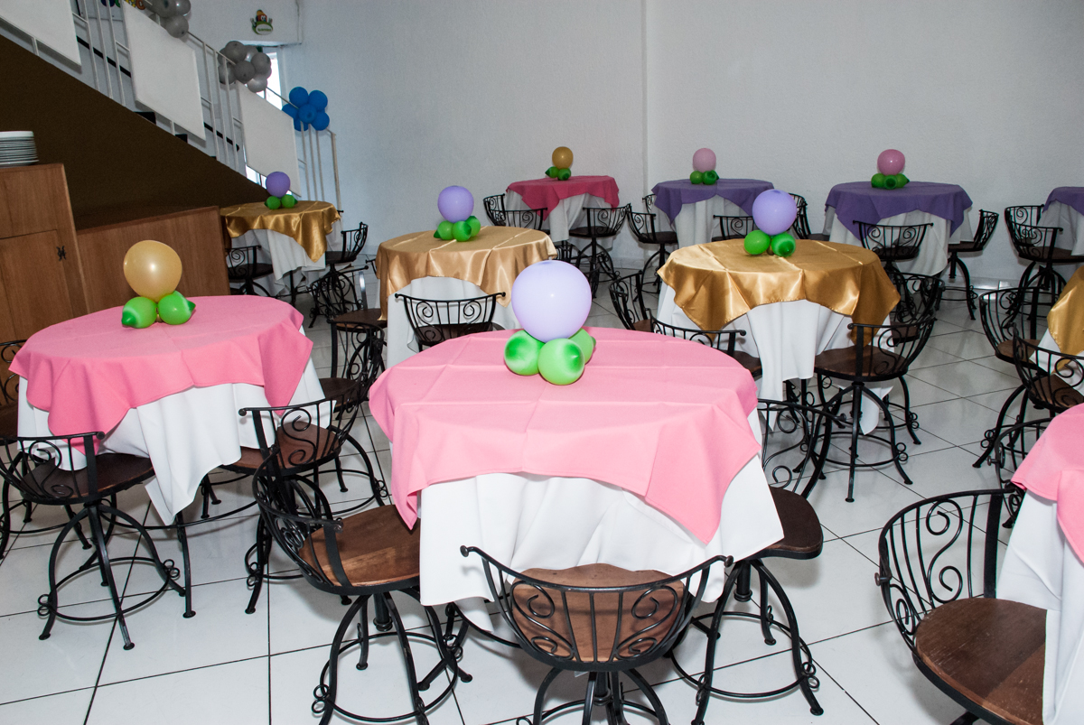 mesas decoradas com bexigas