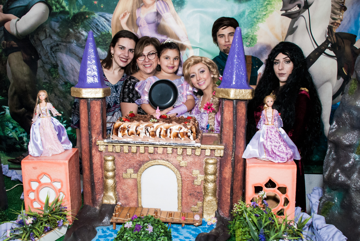 todos fazem fotos com os personagens dos enrolados