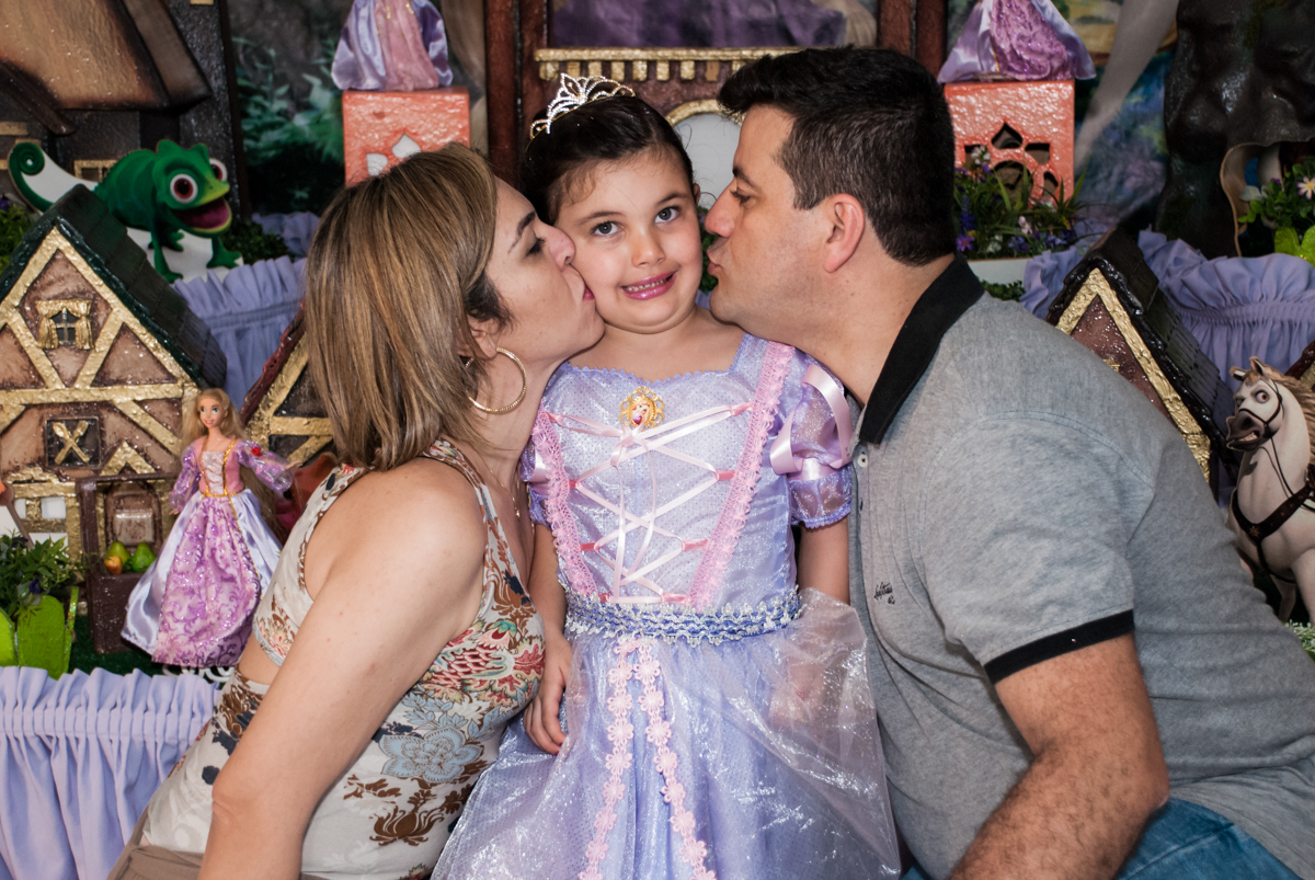 beijo sanduiche cos pais na aniverariante