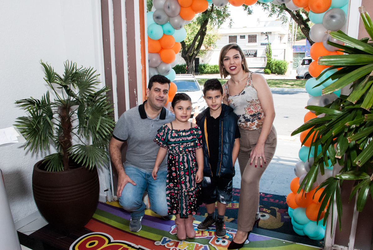 entrada da família para a festa da Maria Julia 5 anos