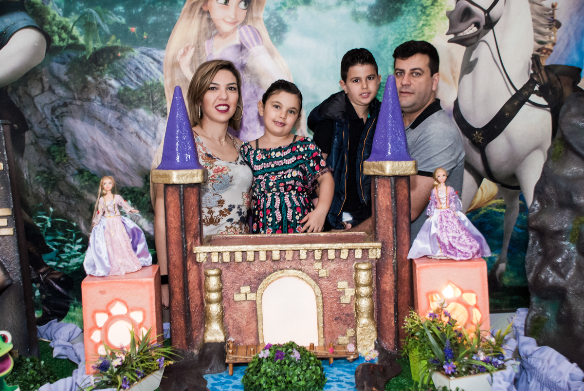 foto da família na mesa temática