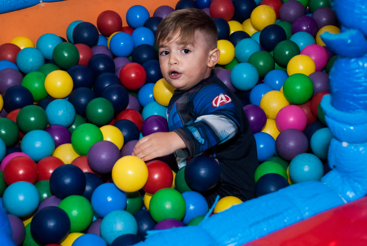brincando na piscina de bolinhas