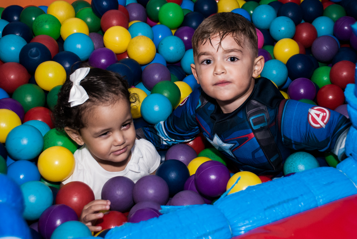 com a amiga brincadeiras divertidas na piscina de bolinhas