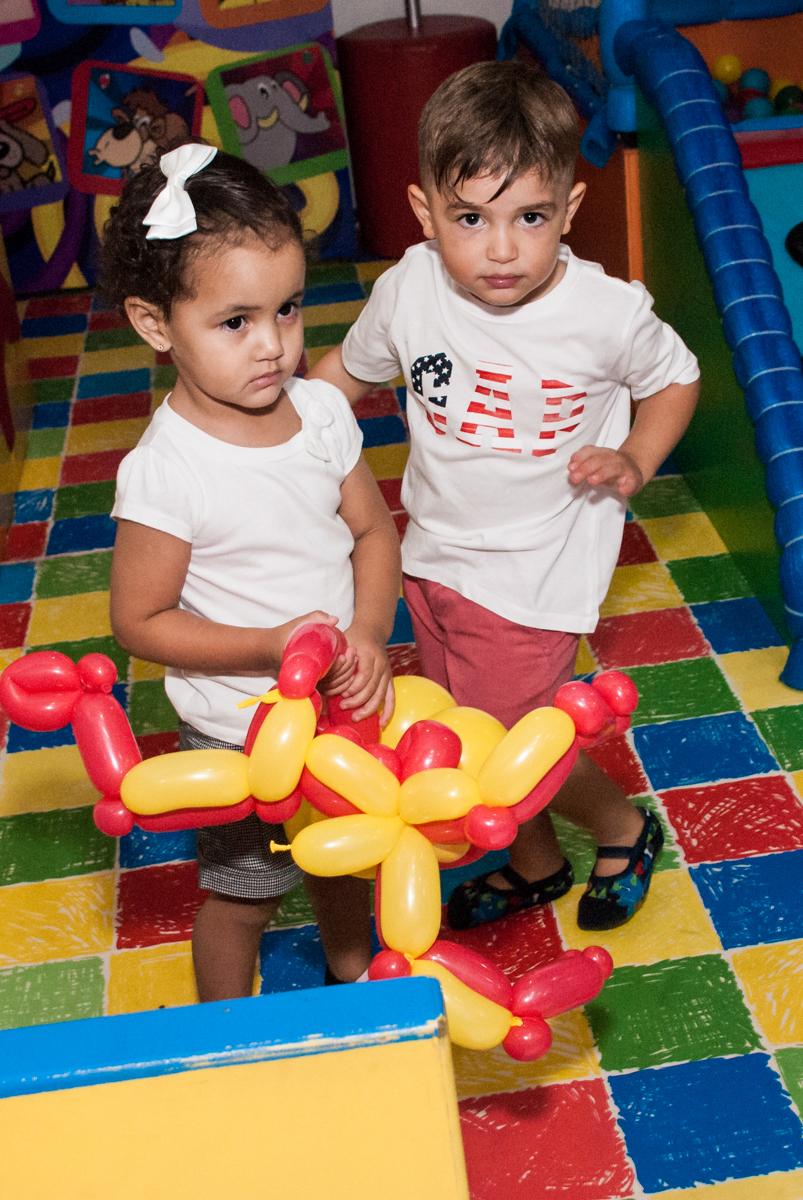 aniversariante e convidada brincam com os balões