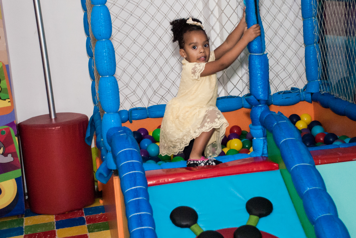 brincando na piscina de bolinhas