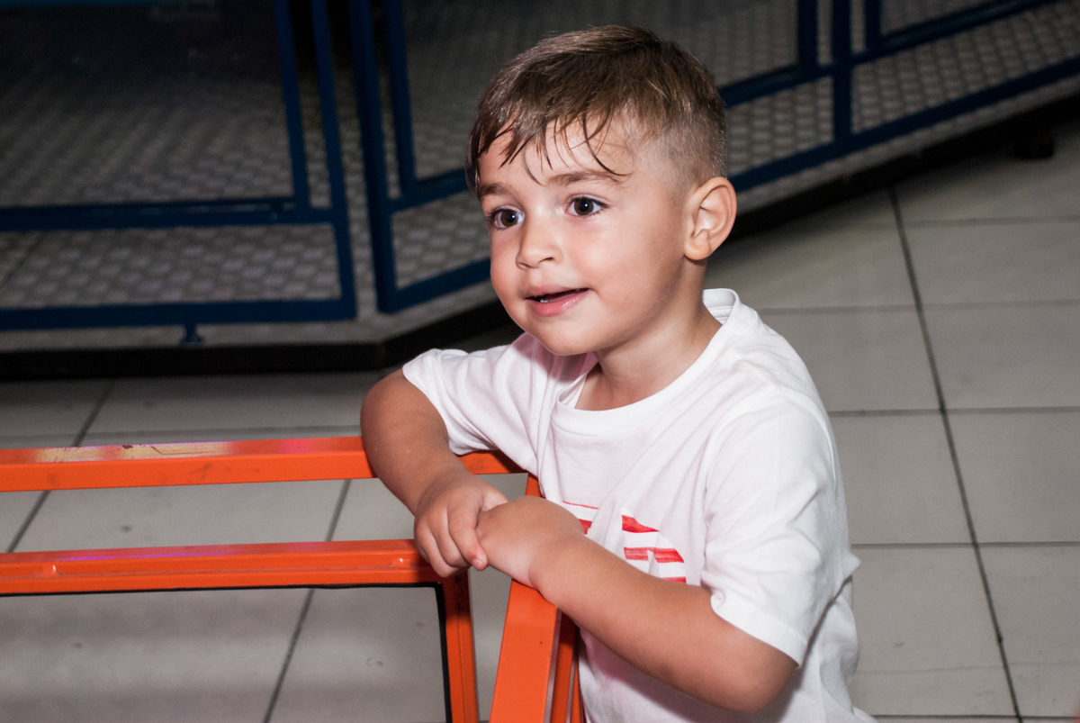 aniversariante observa os amigos