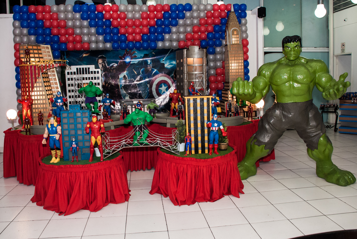 mesa do tema super heróis